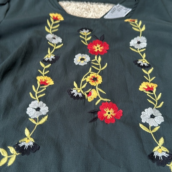 Ruff Hewn Gray Embroidered Floral Bell Sleeve Shirt XS - Picture 2 of 6